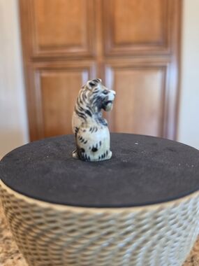 Netsuke Hand-Carved Figurine Lion with Mane - EUC Rare Collectible